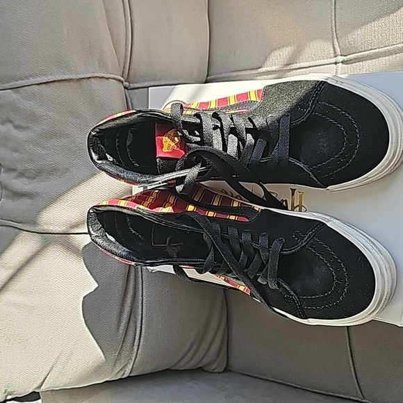 Harry Potter Vans size 6men/ 7.5 women black/Gryffindor sneakers - Picture 4 of 4